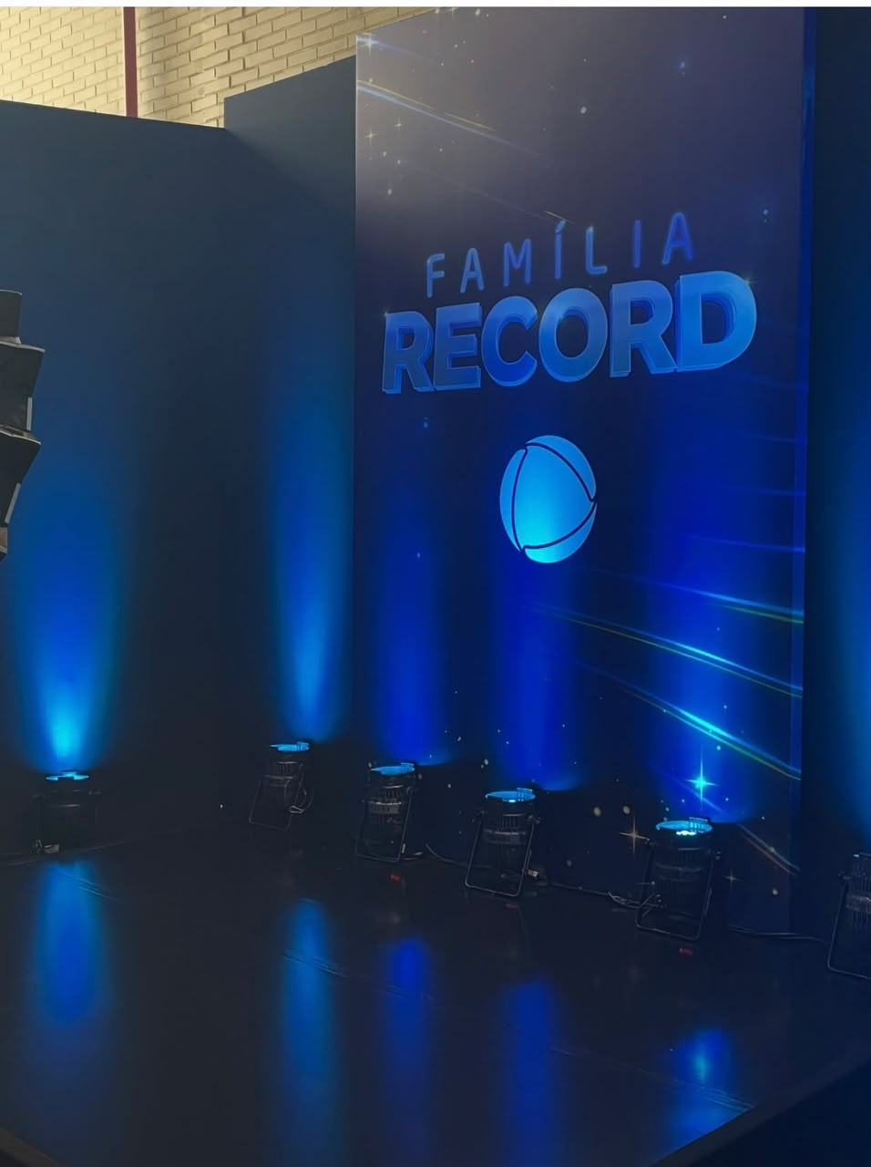 Ambiente da Família Record com iluminação azul