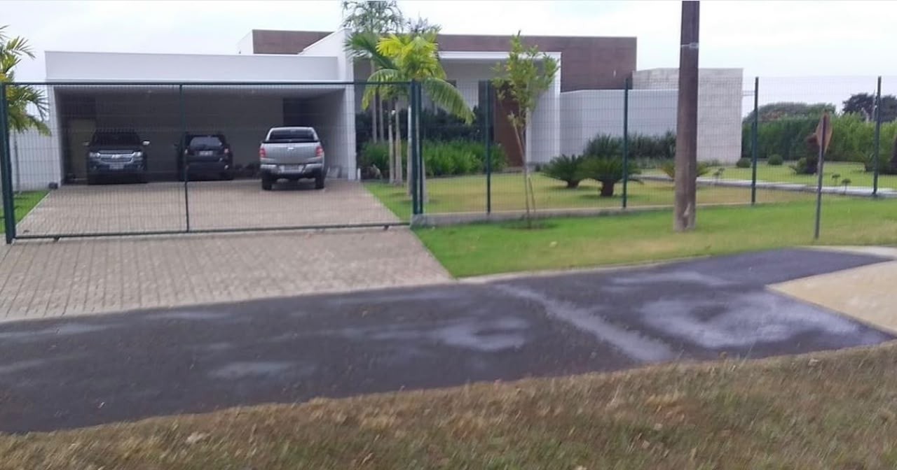 Fachada de residência com jardim