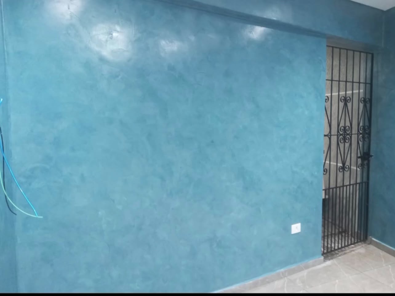 Parede com efeito decorativo azul