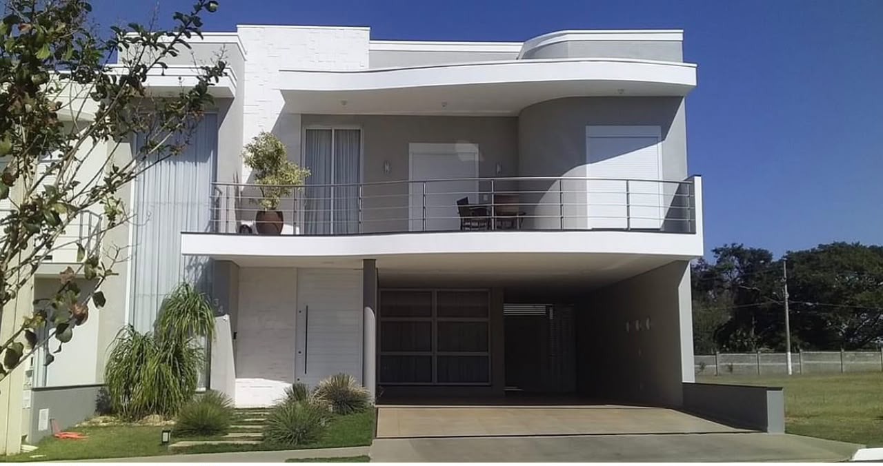 Fachada residencial branca