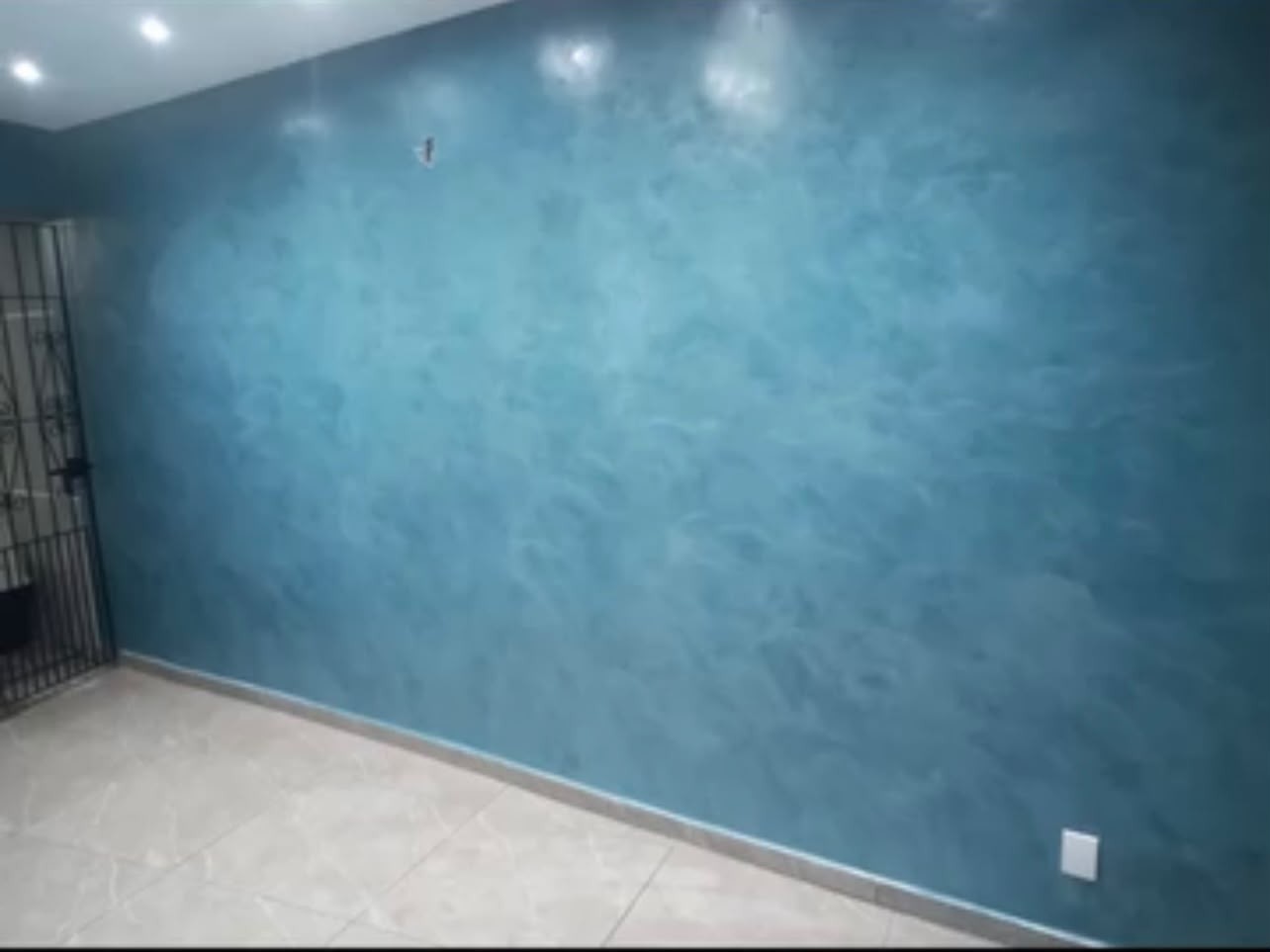 Ambiente com acabamento decorativo azul