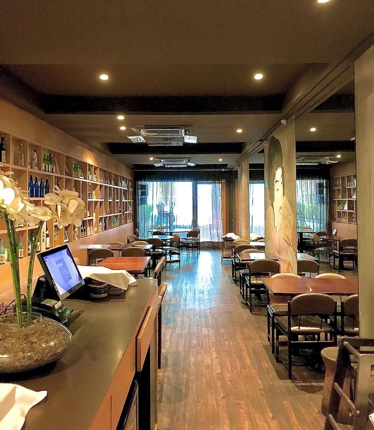 Interior de restaurante com acabamento escuro