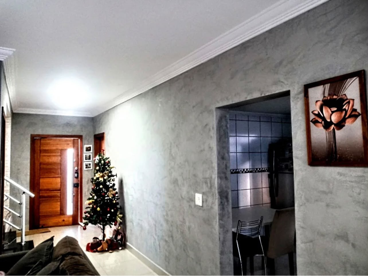 Sala com acabamento decorativo cinza